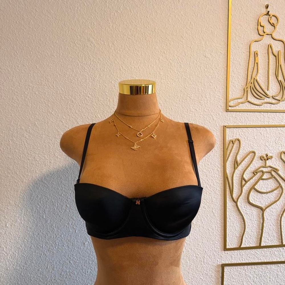 Black push-up bra with underwire and adjustable straps